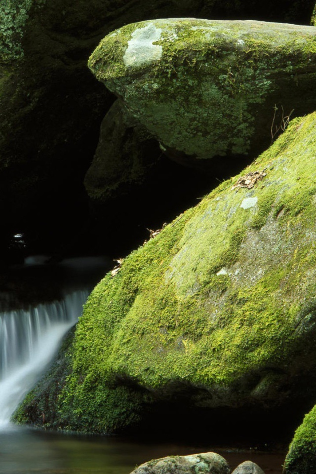 Водопад среди огромных валунов