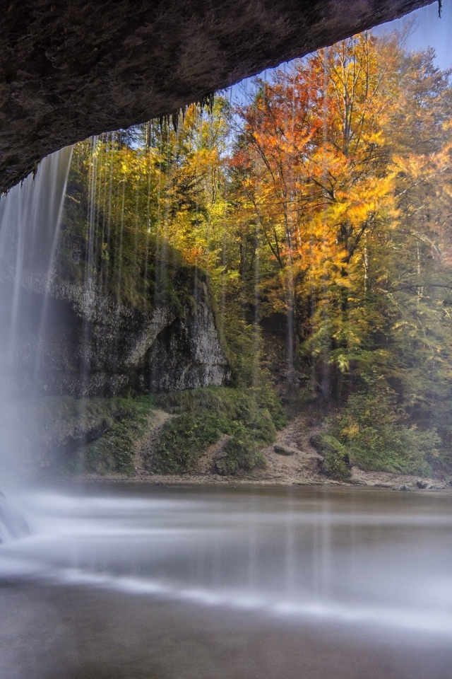 Водопад прикрывает вход в пещеру