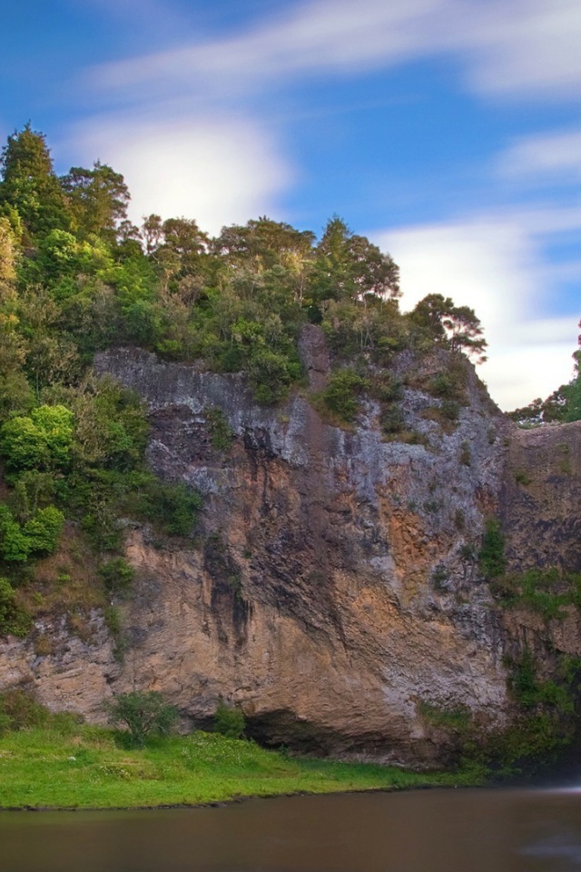 Водопад с отвесной скалы в чаще леса
