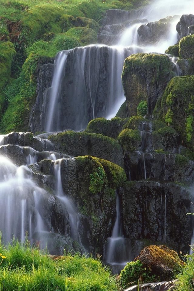 Пенистый поток стекает по скалам