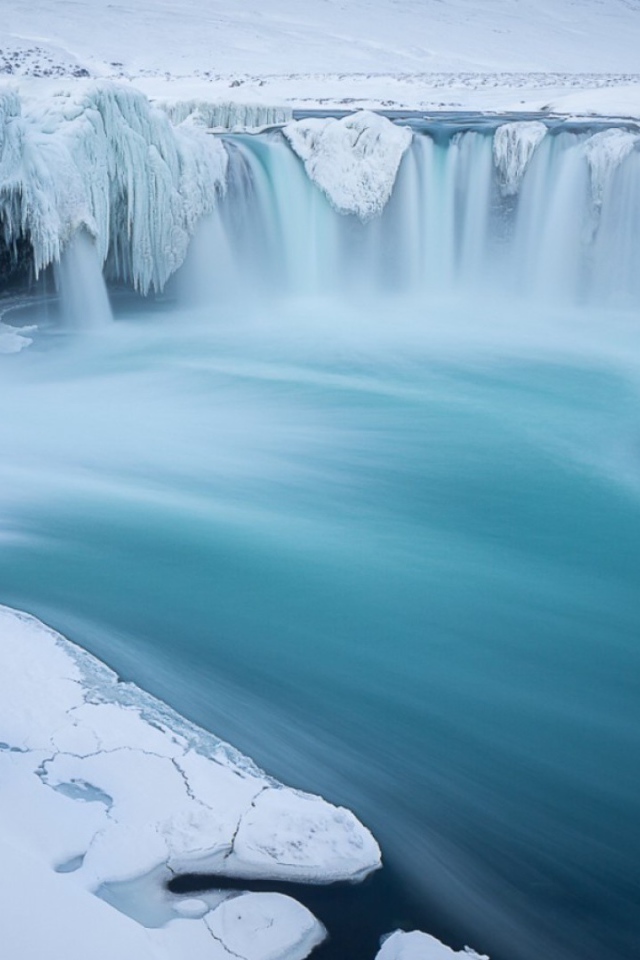 Водопады на ледниковой реке