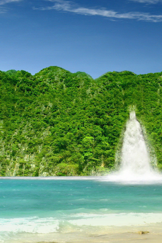 Зеленый берег с водопадами