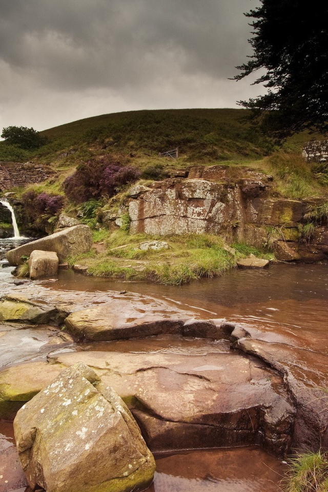 Ухоженные водопады в саду