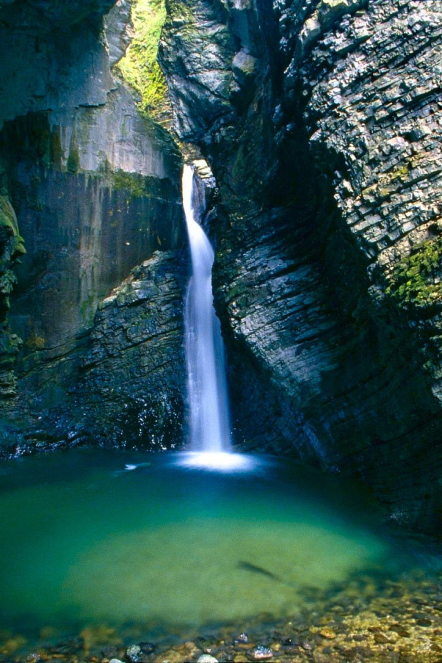 Горный ручей среди скал