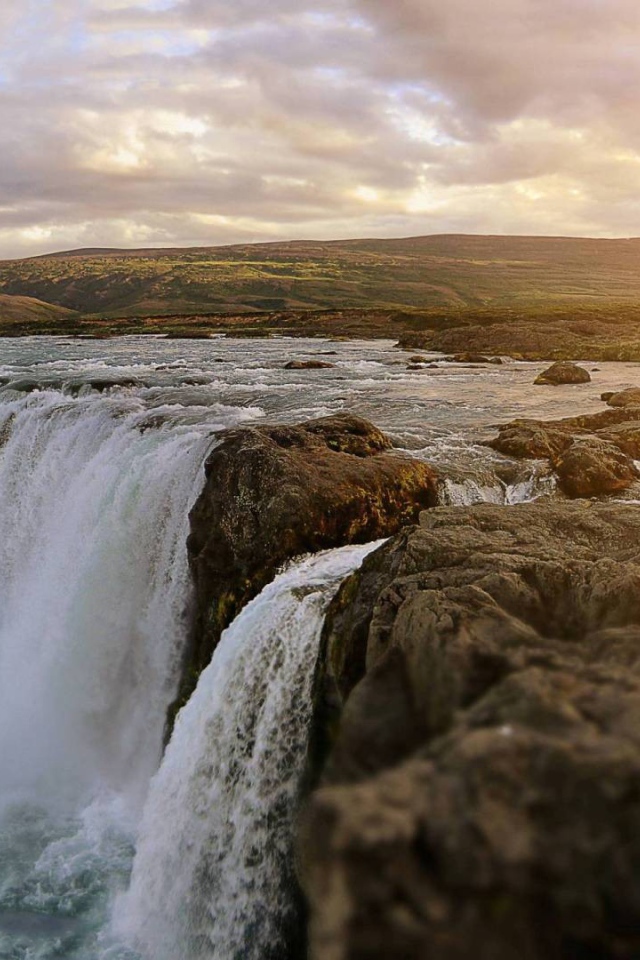 Каменистый водопад на горном плато