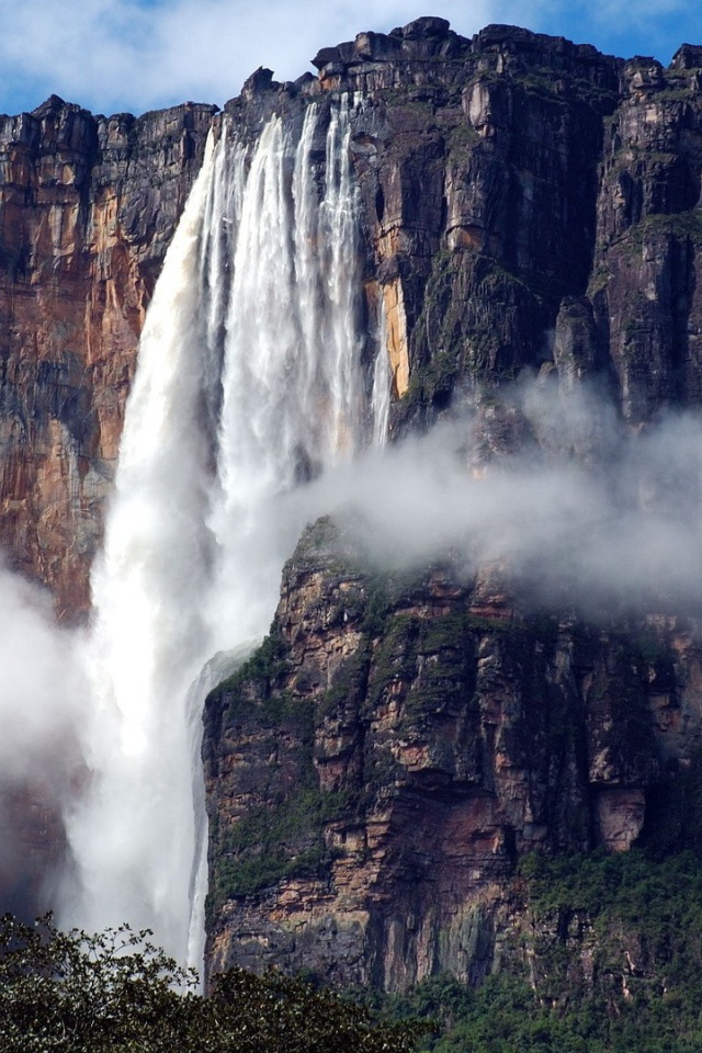 Водопад Ангела на скале