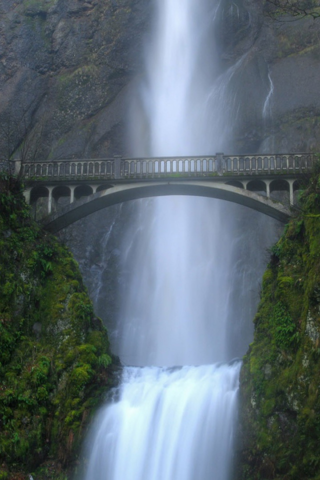 Каменный мост напротив водопада