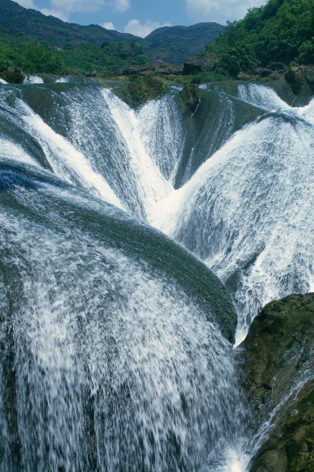 Необычный водопад в овраг