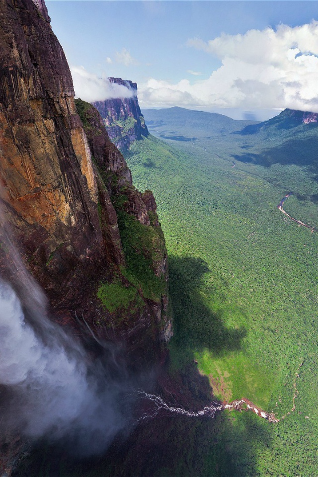 Вода падает с вершины вниз