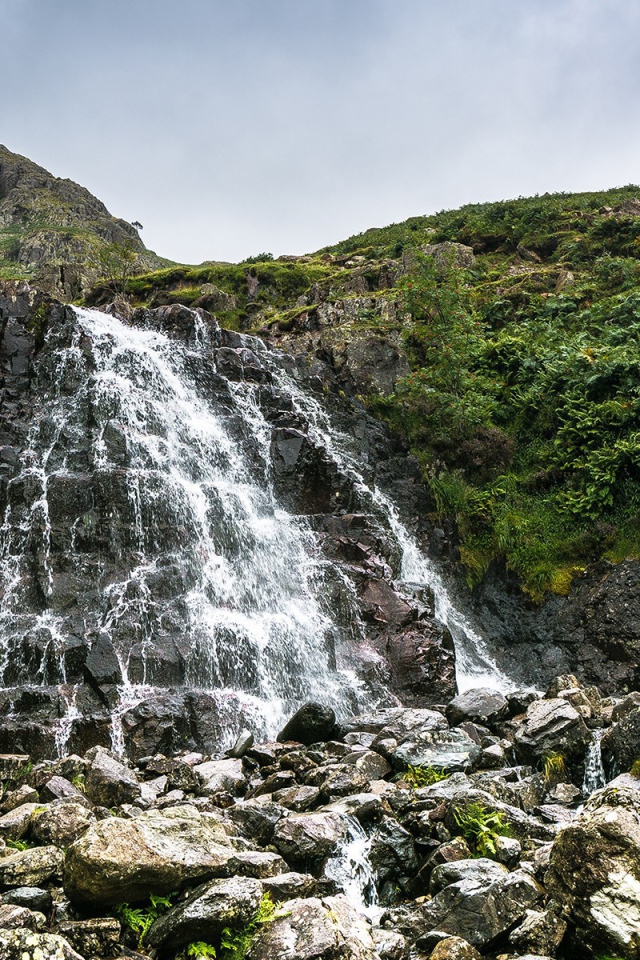 Вода течет по камням с холма