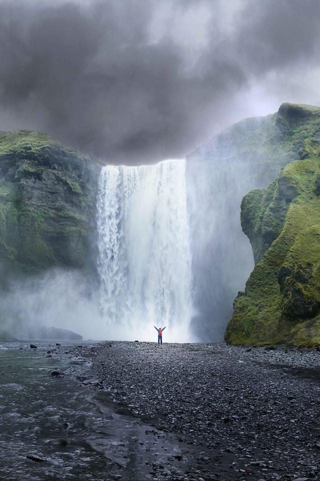 Водопад высоко в горах