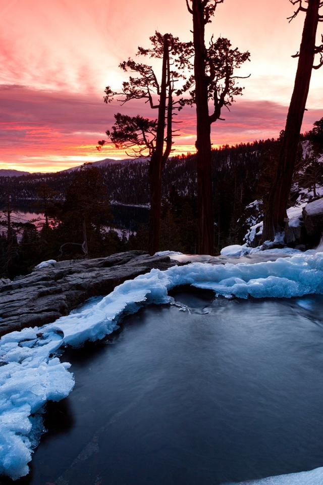 Водопад во льду на фоне заката