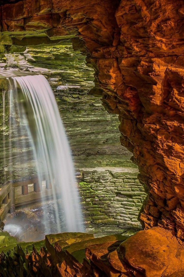 Водопад внутри пещеры