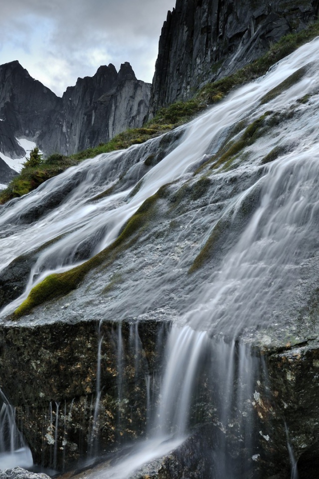 Водопад на склоне горы