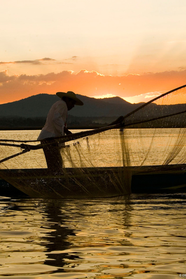 Рыбак закидывает сеть