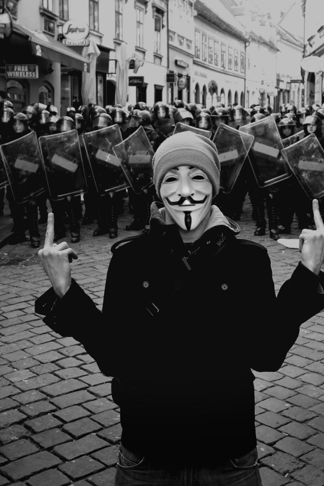 Анонимус на фоне полиции