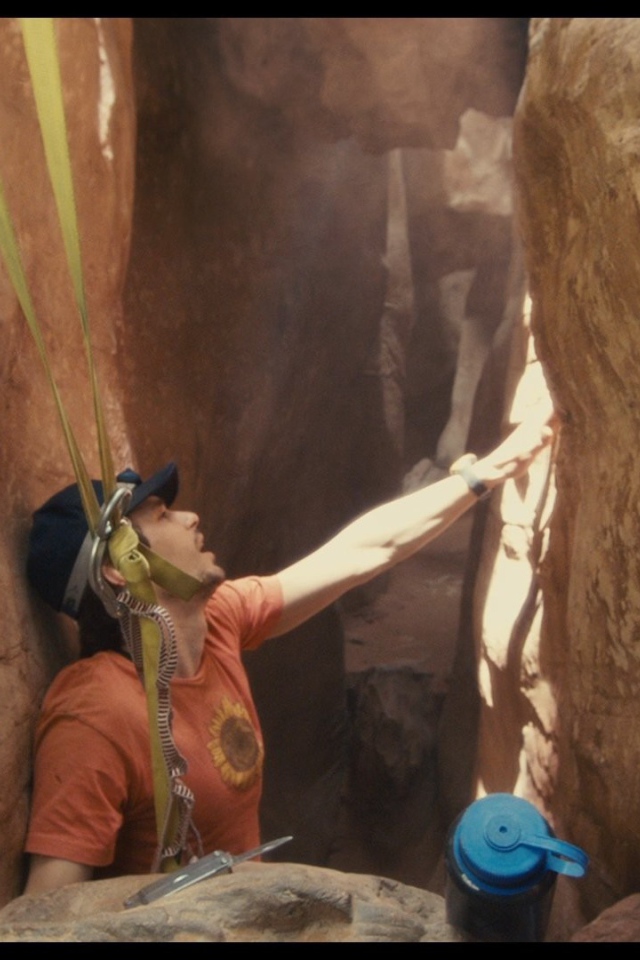 Спелеолог зажат среди скал