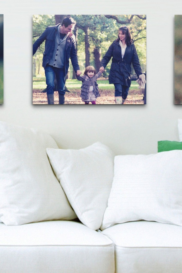 Фото семьи над диваном в гостиной