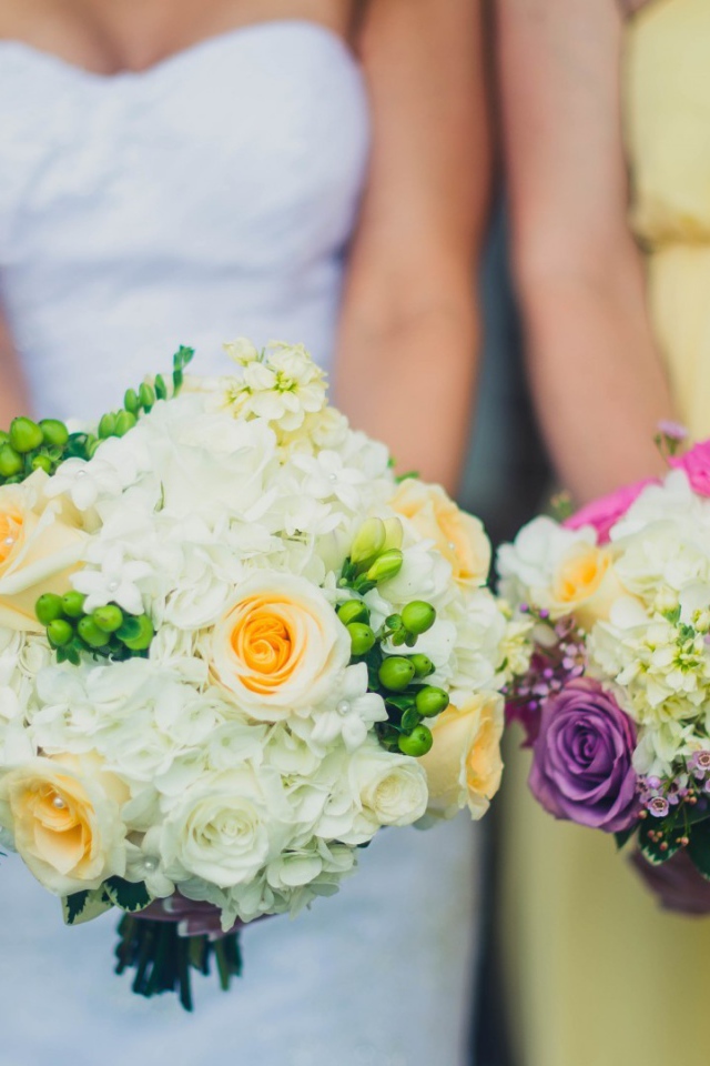 Букеты в руках подружек невесты