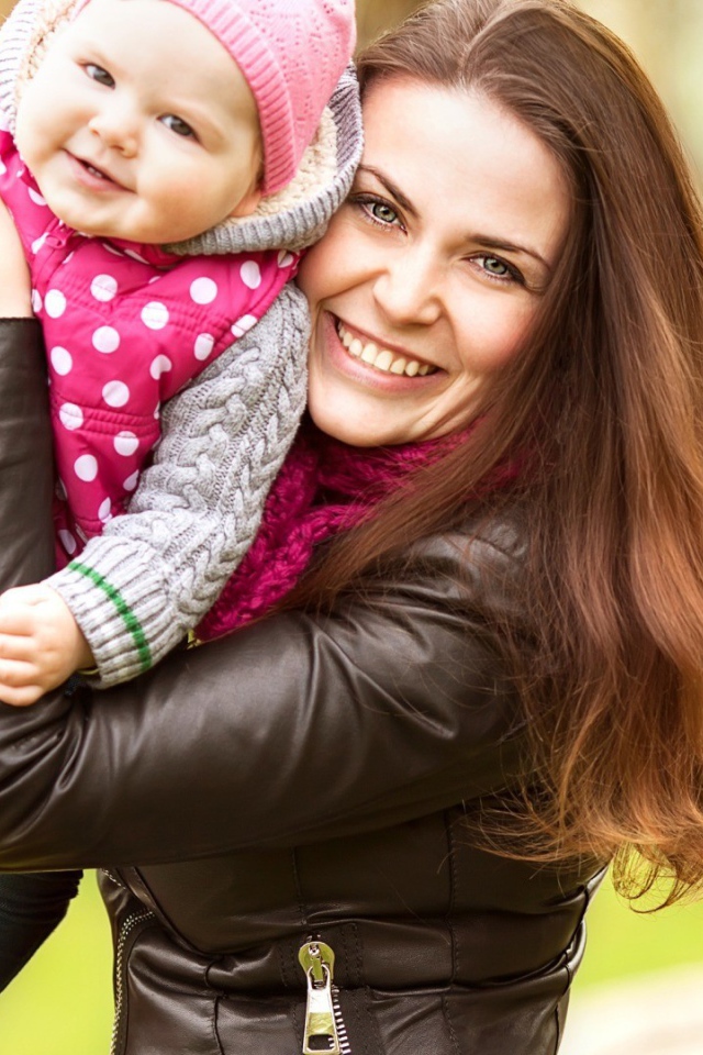 Счастливая мама с малышом на руках