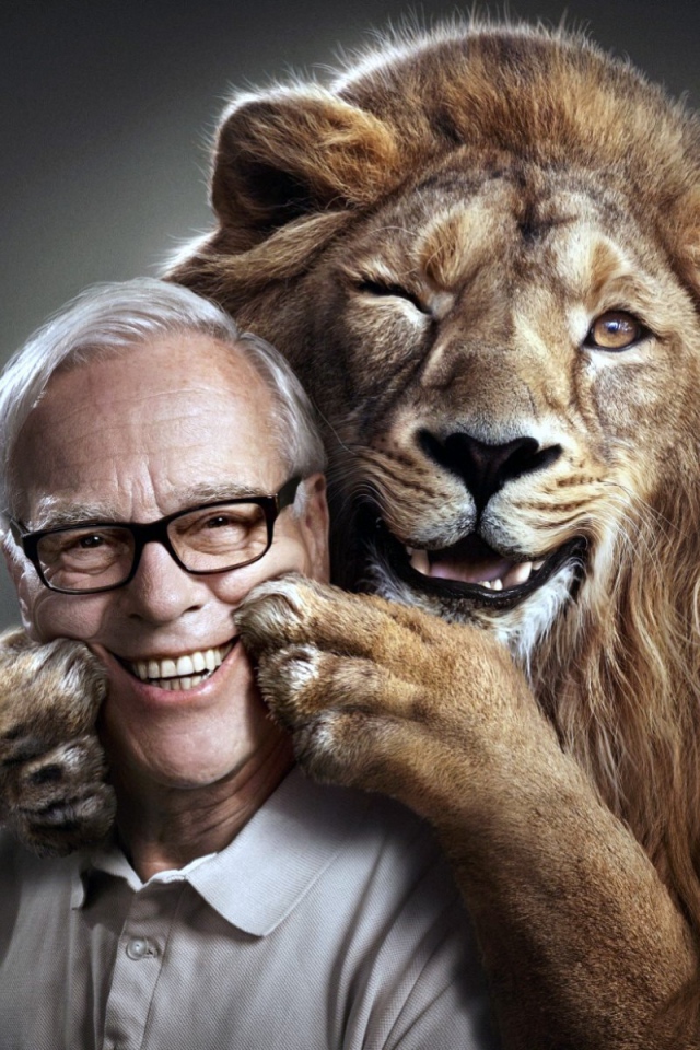 Лев обнимает дрессировщика