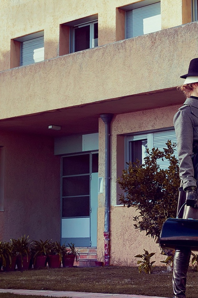 Мужчина и женщина в стиле ретро у дома