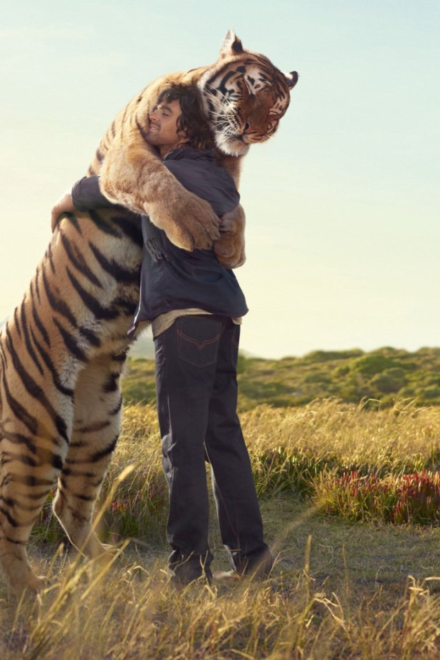 Человек обнимается с тигром