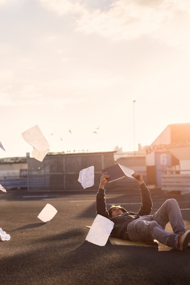 Мужчина теряет страницы из книги
