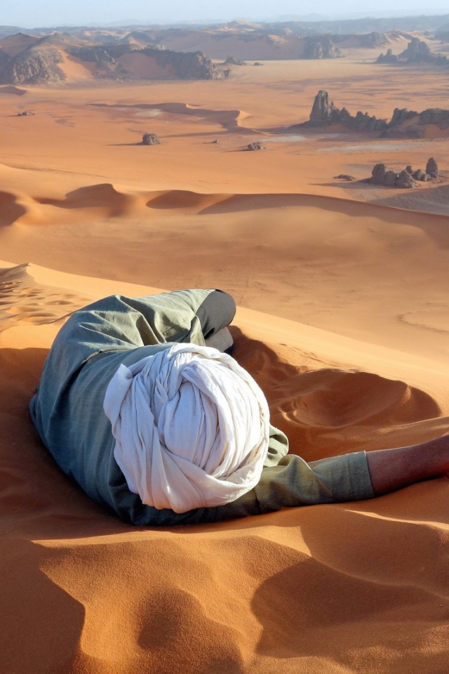лежал человек в пустыне