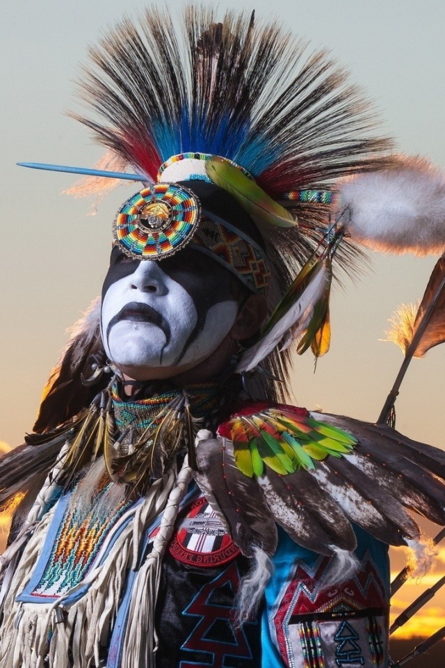 Коренной американец в традиционном наряде