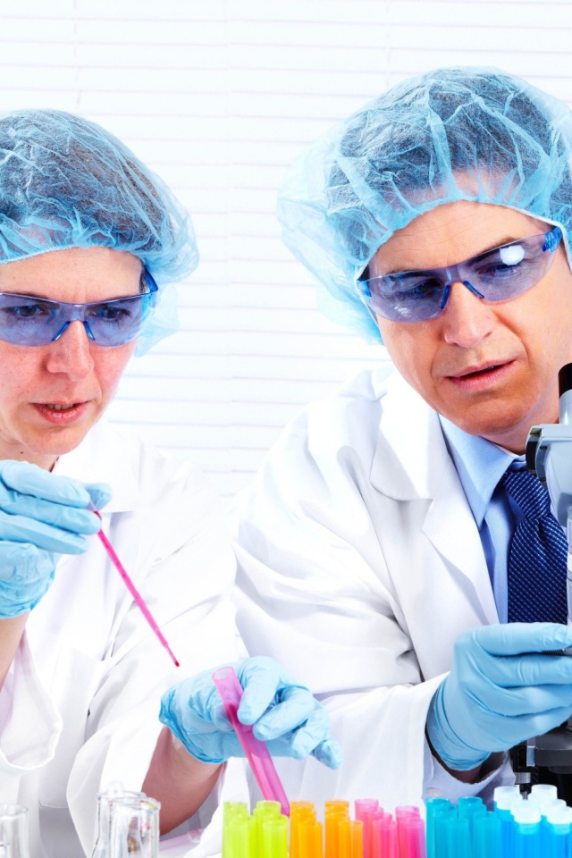 Ученые в лаборатории