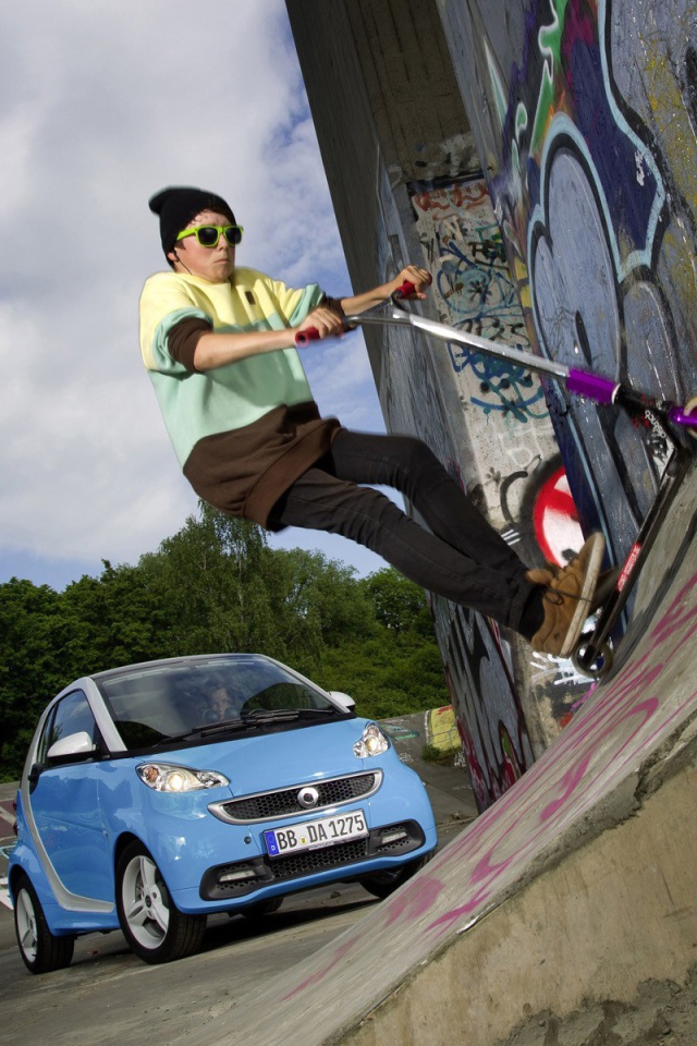 Подросток на самокате