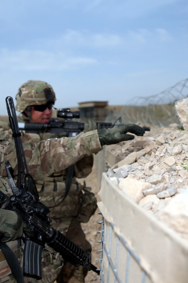 Солдаты США в окопе