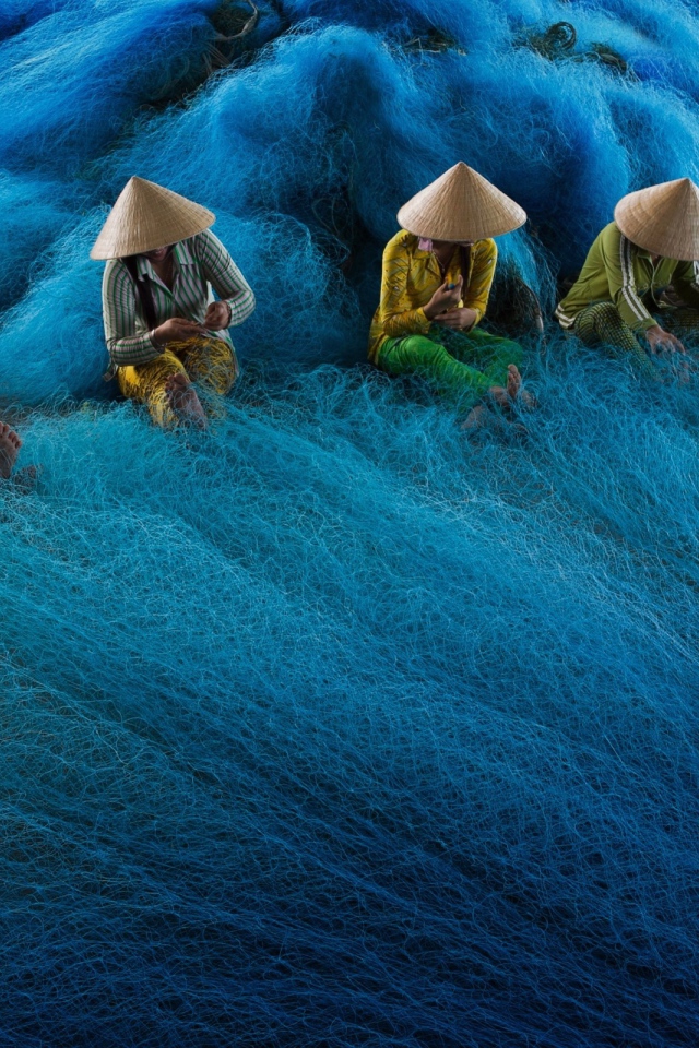 Вьетнамские женщины плетут рыболовные сети