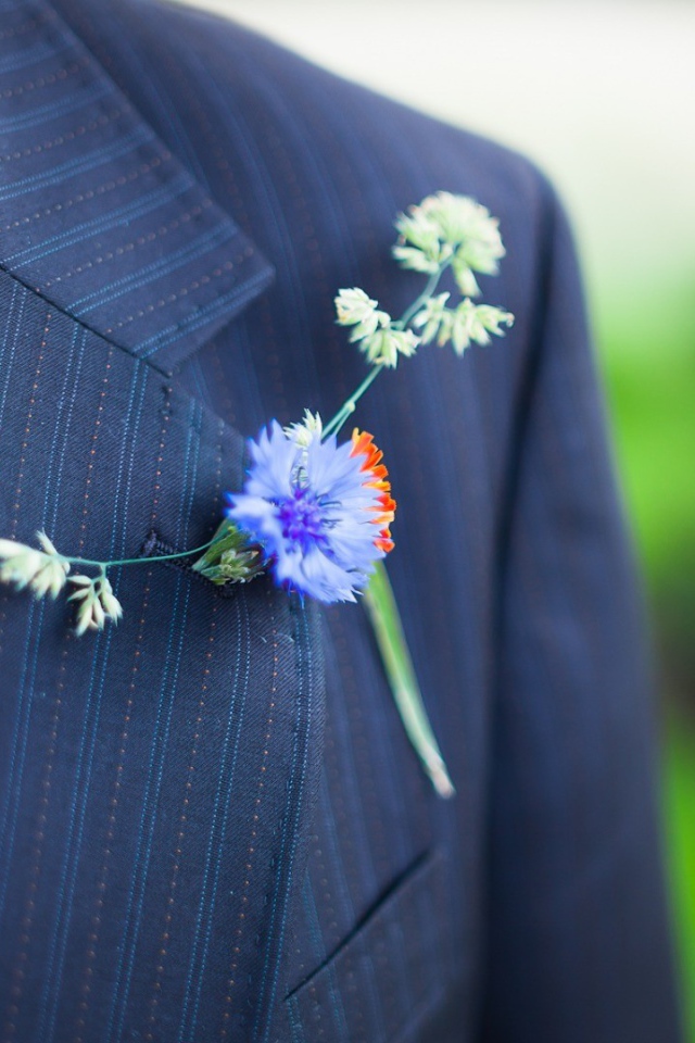 Полевой цветок в петлице пиджака