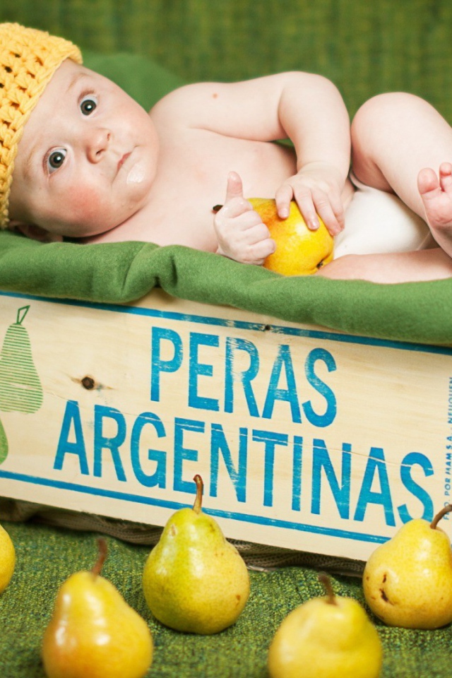 Ребенок в картонной коробке