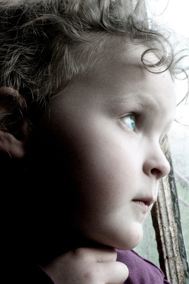 Ребенок смотрит в окно