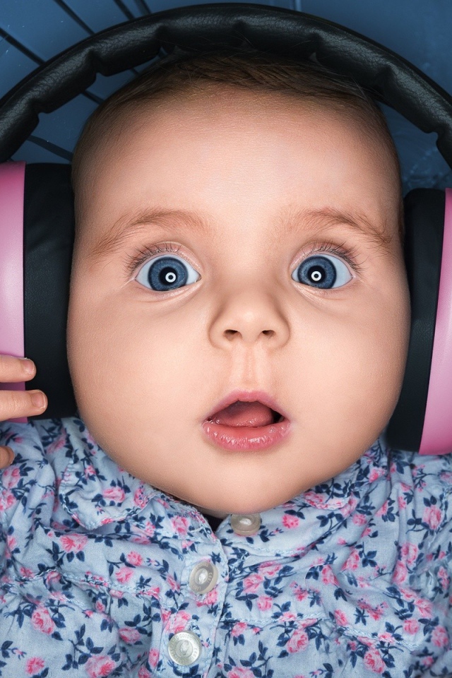 Ребенок в розовых наушниках