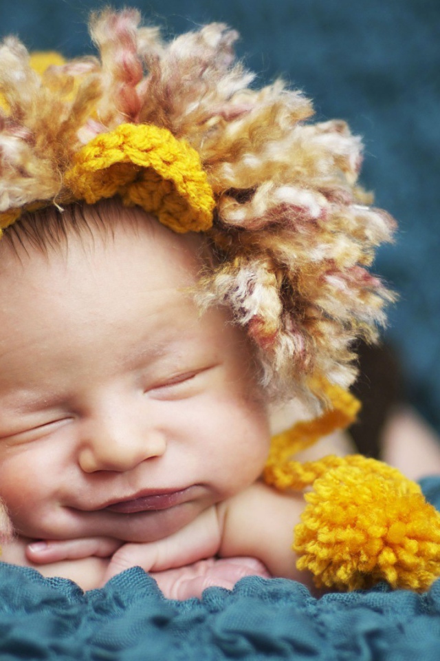 Ребенок спит в забавной шапке