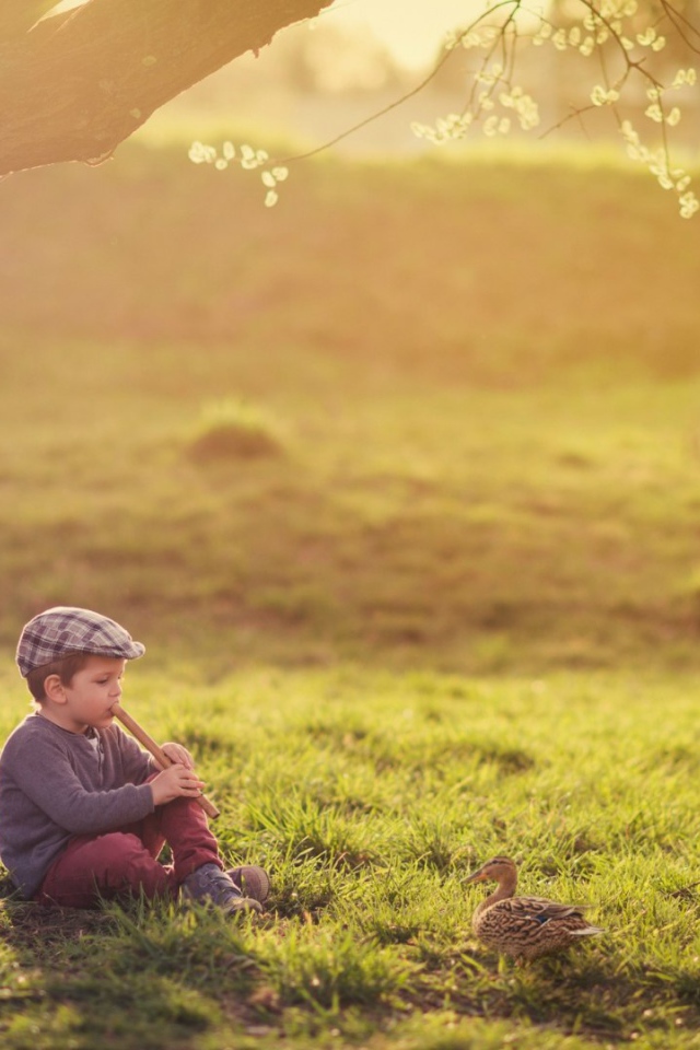 Мальчик играет на флейте