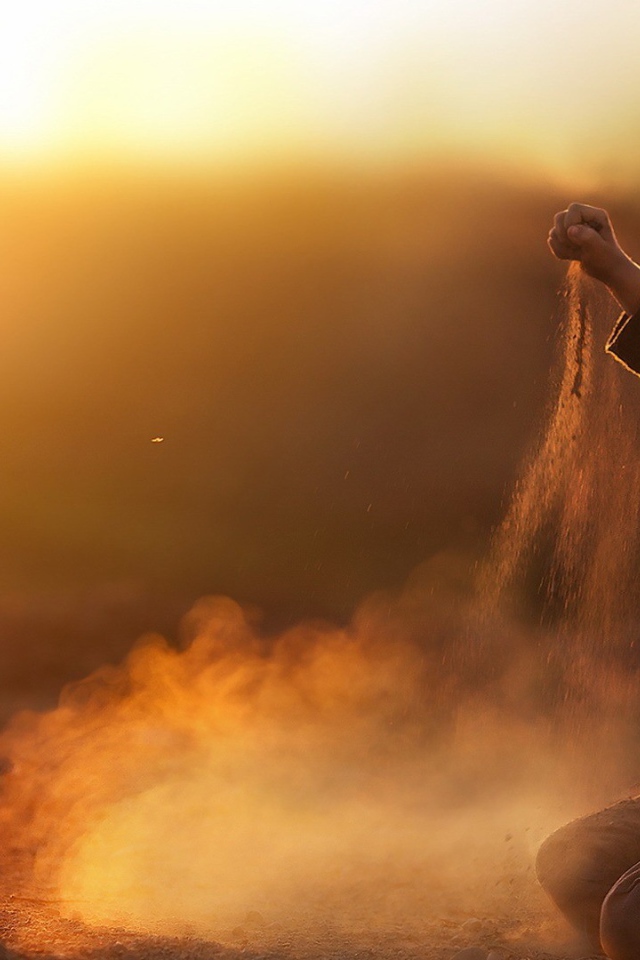 Мальчик играет песком