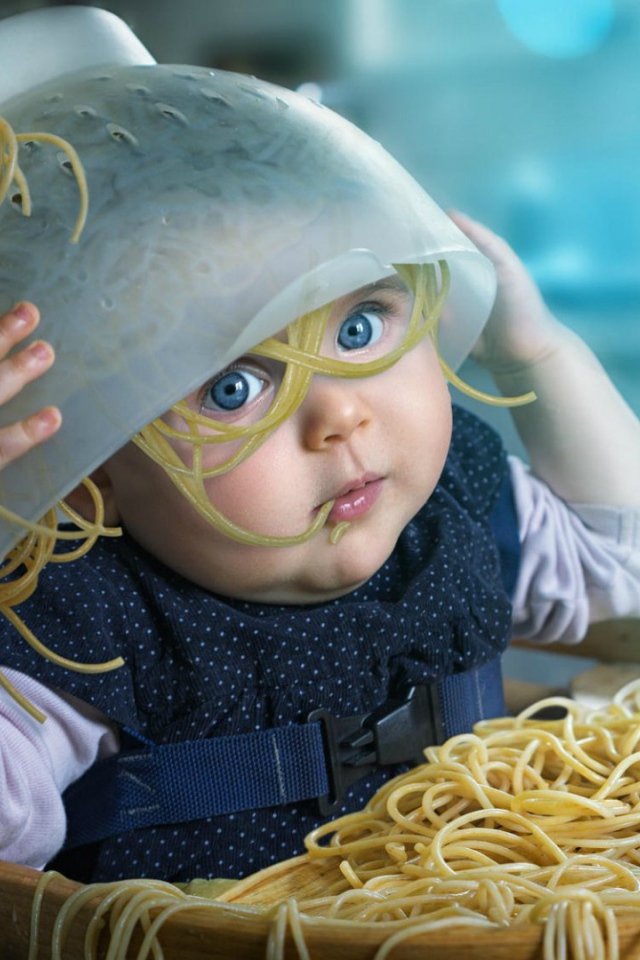 Ребенок с лапшой