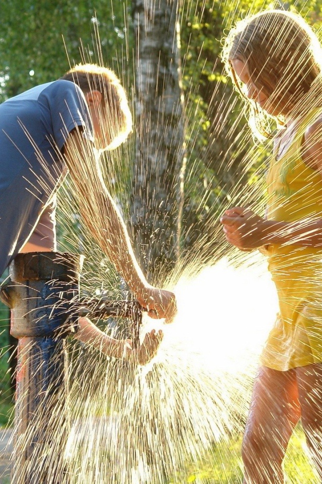 Дети играют с водой