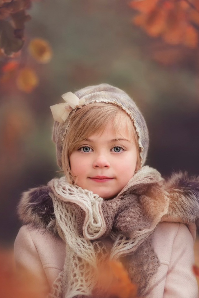 Девочка ребенок в осеннем наряде