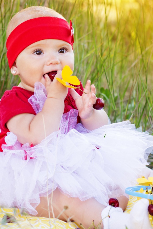 Девочка кушает спелые вишни