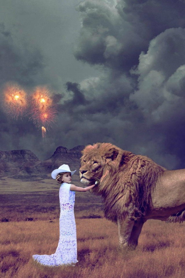 Девочка играет со львом