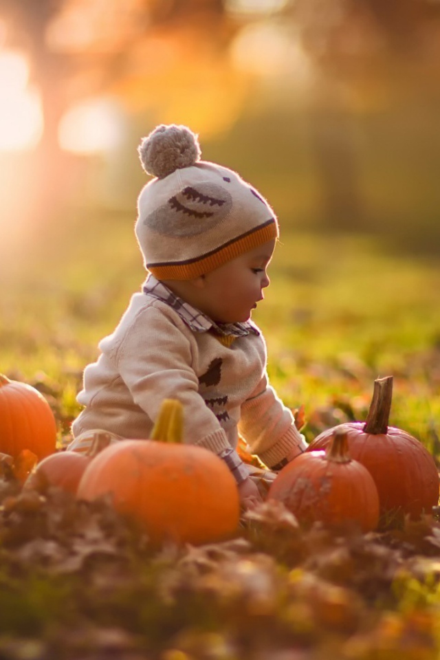 Девочка играет с тыквами