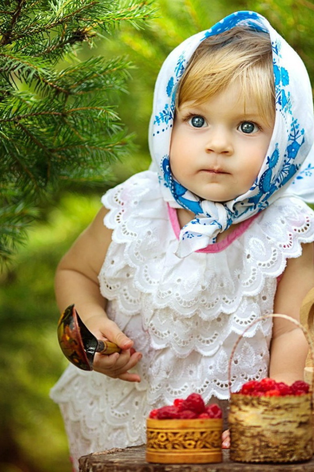 Девочка с корзинками лесных ягод