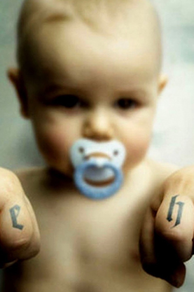 Надписи на пальцах малыша