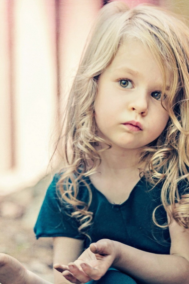 Маленькая белокурая девочка